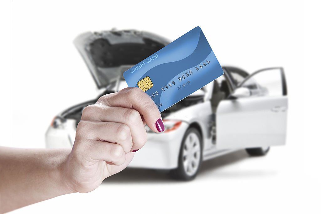 Hand with showing credit card for Car servicing